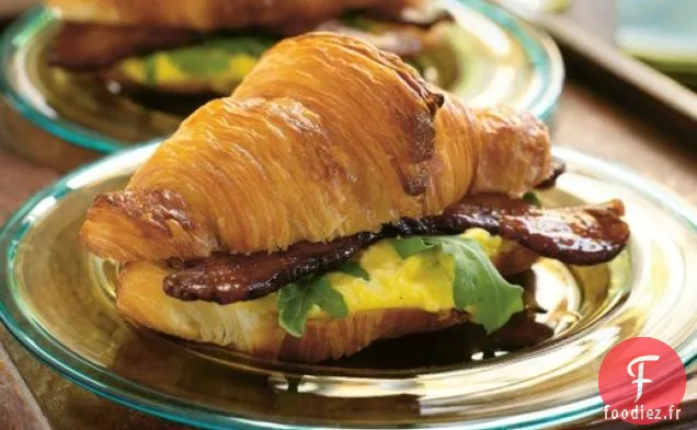 Salade d'œufs chauds de Suvir Saran sur Croissants avec Bacon de Campagne et Roquette