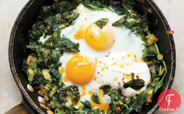 Œufs Cuits À La Poêle Avec Épinards, Yogourt Et Huile De Chili