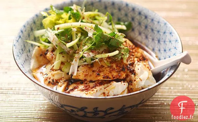 Tofu Soyeux Chaud Épicé avec Salade de Céleri et Coriandre
