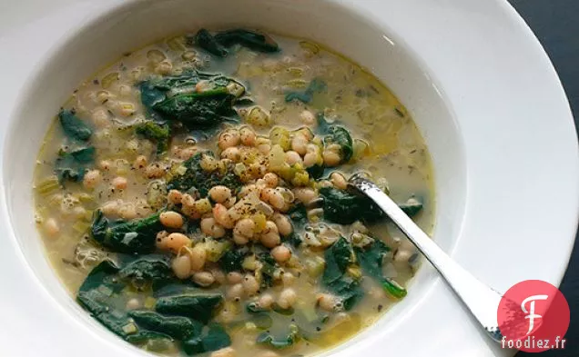 Soupe Copieuse de Haricots Blancs et d'Épinards au Romarin et à l'Ail (Végétalien)