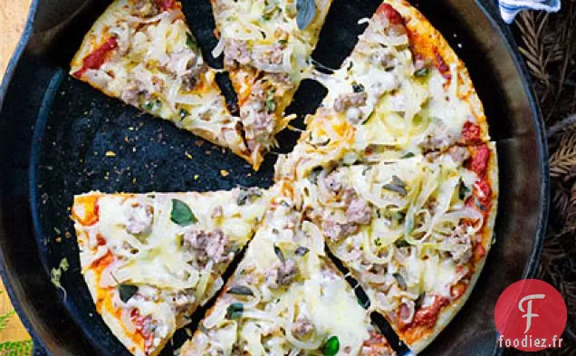Pizza de Camp avec Oignons Caramélisés, Saucisse et Fontina