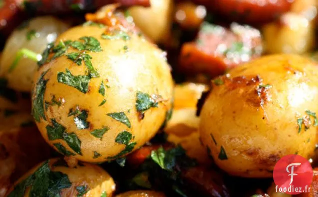 L'Ingrédient Secret (Chorizo): Pommes de Terre Croustillantes au Chorizo avec Oignons Perlés et Ail Entier