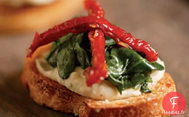 Crostini À La Purée De Haricots Blancs, Épinards et Tomates Séchées
