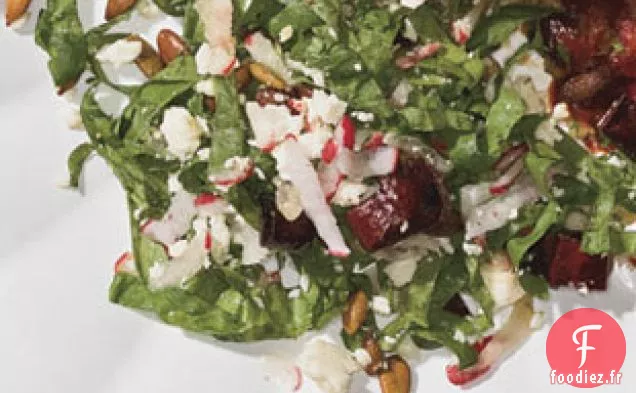 Salade De Chou Aux Épinards Et radis Avec Piments Croustillants Et Pépites
