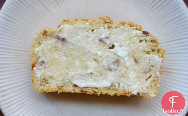 Pain à la bière au Bacon, à l'oignon et au Cheddar