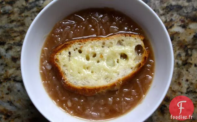 Soupe à l'Oignon Rouge Balsamique Caramélisée et Croûtons Garnis de Fromage