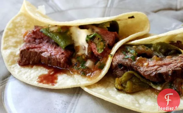 Tacos au Steak avec Salsa au Chili Vert à la Tomate Rôtie