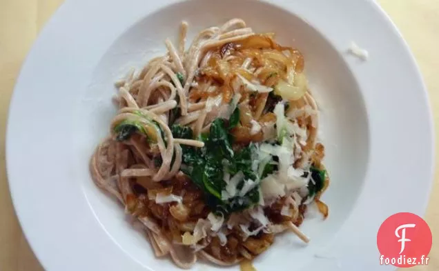 Pâtes Au Yogourt, Épinards Et Oignons Doux