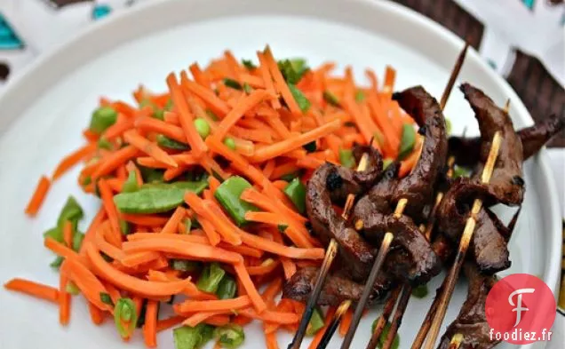 Brochettes De Surlonge Vietnamienne Avec Salade De Carottes Épicées