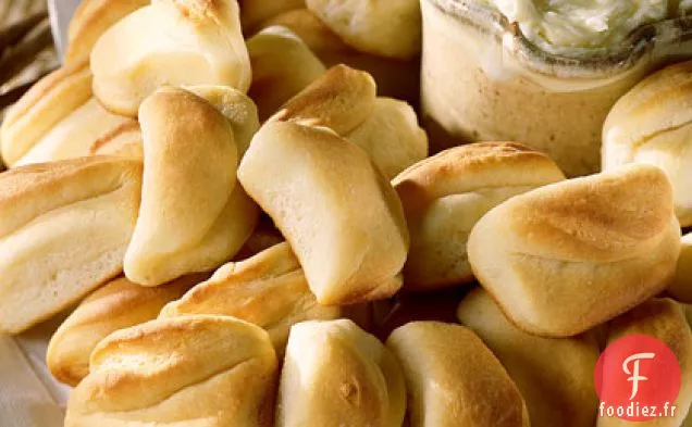 Rouleaux de Dîner à la Crème Sure