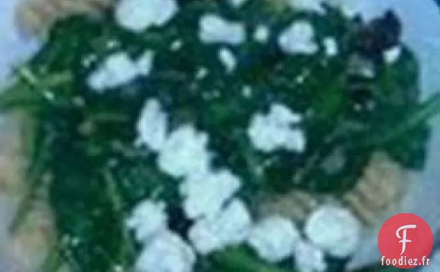 Épinards Flétris Aux Cerises Et Au Fromage De Chèvre