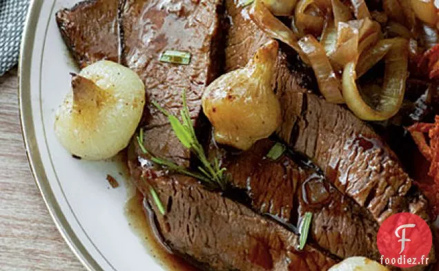 Poitrine Braisée au Vin Rouge avec Oignons Caramélisés