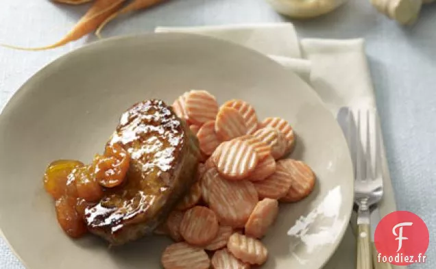 Côtelettes De Porc Glacées Aux Abricots Et Carottes Au Miel Et À La Moutarde