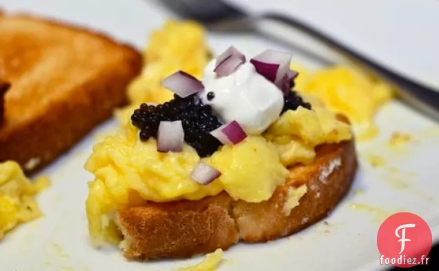 Délicieux en Cinq Minutes ou Moins: Œufs Brouillés Crémeux au Caviar