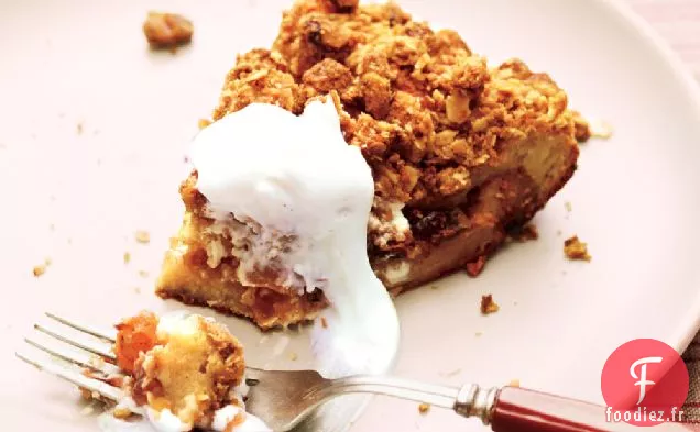 Casserole de Pain perdu Garnie de Streusel avec Compote de Fruits