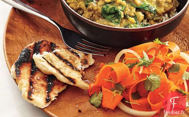 Dal de Lentilles Rouges avec Salade de Carottes et Pains Plats à la Coriandre