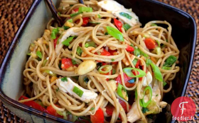 Salades Sérieuses: Salade de Nouilles au Poulet Asiatique avec Vinaigrette au Gingembre et aux Arachides