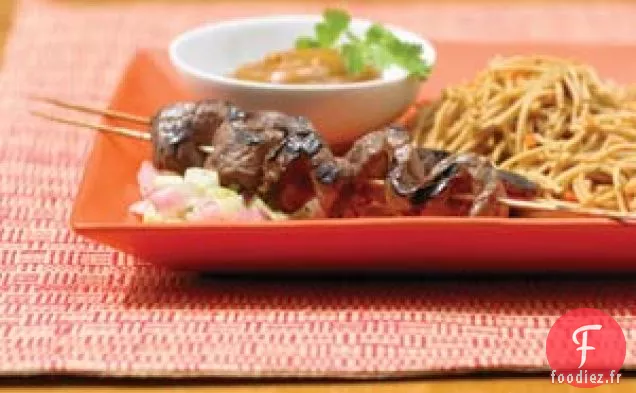 Satay de Bœuf grillé avec Lo Mein Asiatique