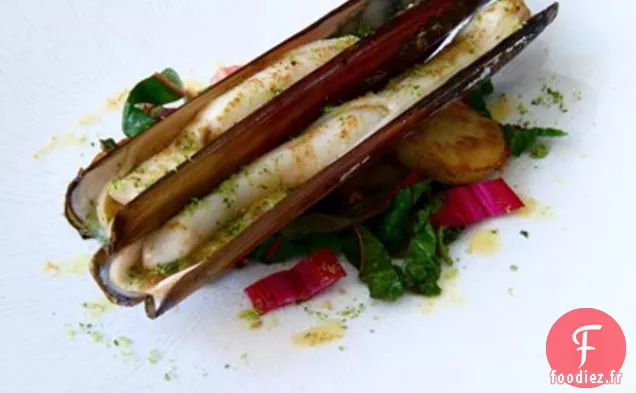 Palourdes De Rasoir De Madras Grillées Avec Blettes Arc-En-Ciel Sautées Et Corni