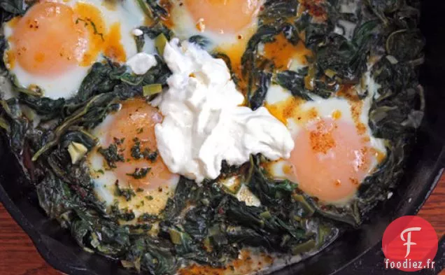 Yotam Ottolenghi's Skillet - Œufs cuits au four avec Épinards, Yogourt et Beurre épicé