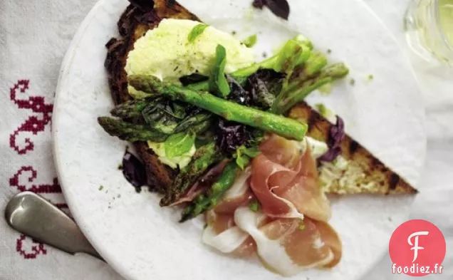 Asperges d'April Bloomfield avec Pudding au Parmesan et Prosciutto