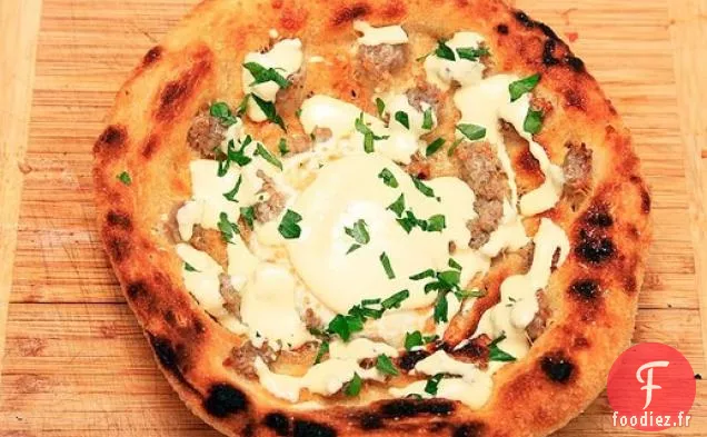 Pizza au petit déjeuner frite avec Saucisse, Œufs, Parmesan et Hollandaise