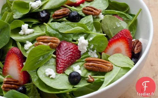 Bébés Épinards aux Baies Fraîches, Pacanes et Fromage de Chèvre en Vinaigrette aux Framboises