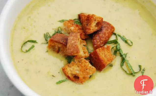 Soupe de Courge d'été Réfrigérée avec des Croûtons de Yogourt, de Menthe et de Levain