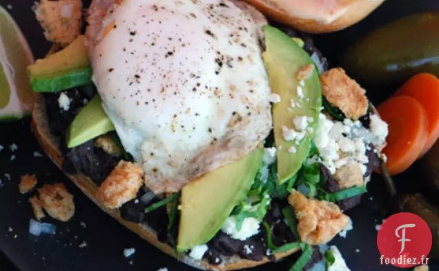 Petit déjeuner Torta (Sandwich au petit déjeuner Mexicain avec des œufs, du Porc Croustillant et des haricots)