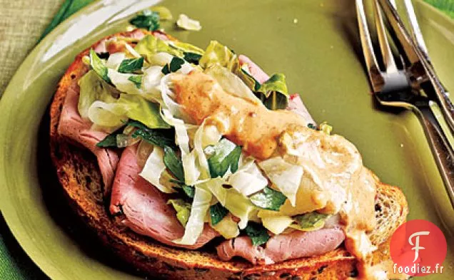 Sandwichs au Rôti de Bœuf à Face Ouverte avec Salade de Chou Braisée et Vinaigrette Russe