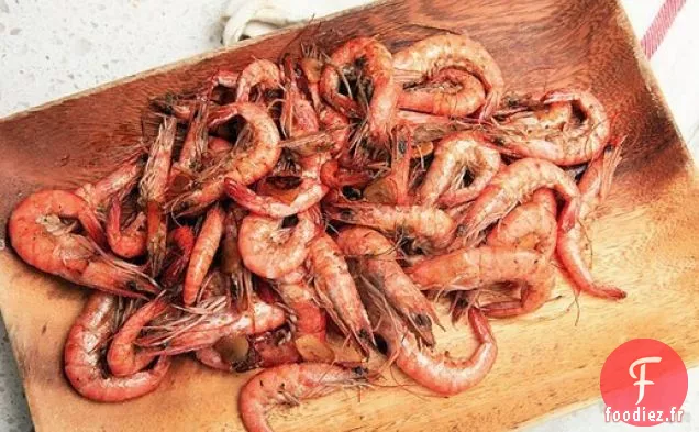 Peler et Manger Des Crevettes à la Brésilienne avec de l'Ail Frit (Camarao ao Alho)