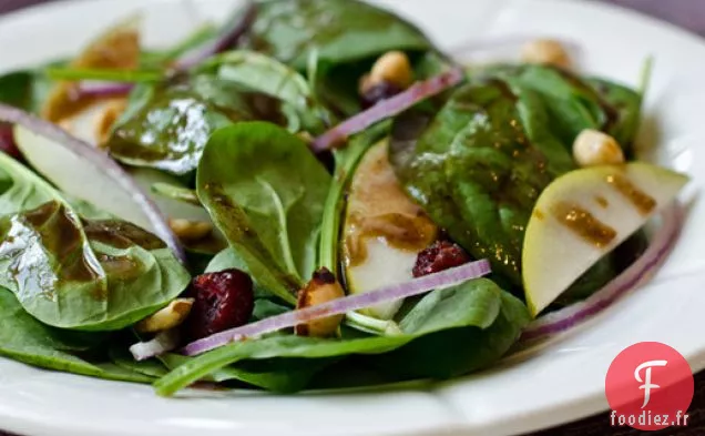 Salade de Bébés Épinards aux Poires, Oignons Rouges, Canneberges et Noisettes Grillées