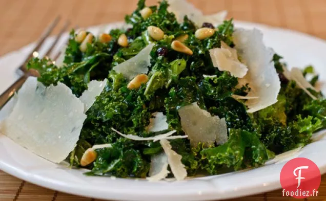 Salade de Chou Frisé Râpé aux Pignons de Pin, aux Groseilles et au Parmesan