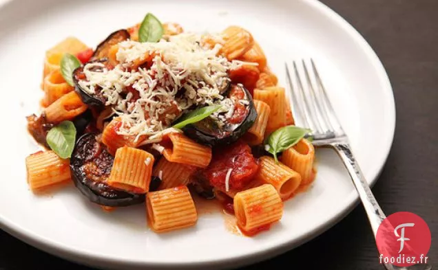 Pâtes Siciliennes aux Aubergines, Tomates et Salata à la Ricotta (Pasta Alla Norma)