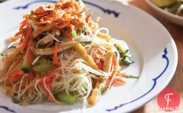Salade de Papaye Verte de Charles Phan avec Rau Ram, Arachides et Échalotes Croustillantes