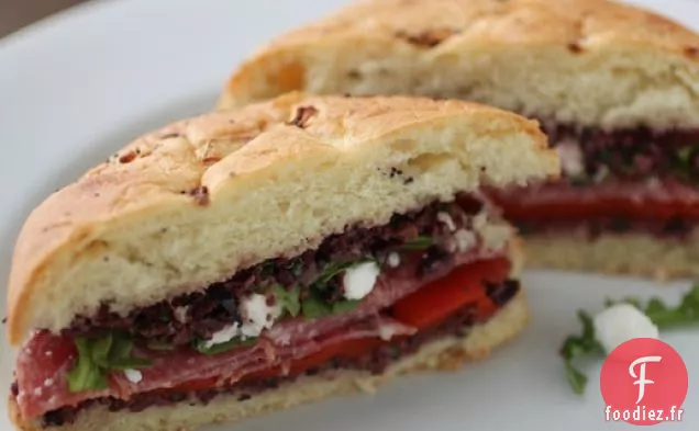 Sandwich au Salami Épicé avec Tapenade d'Olives et Fromage de Chèvre