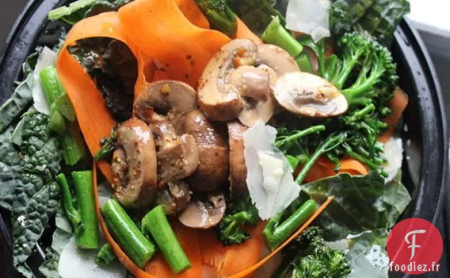 Champignons Marinés à Préparer avec du Chou Frisé, des Carottes Rasées et du Parmesan