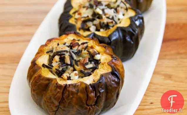 Courge de Gland Cuite au Four avec Farce de Riz Sauvage, Pacanes et Canneberges