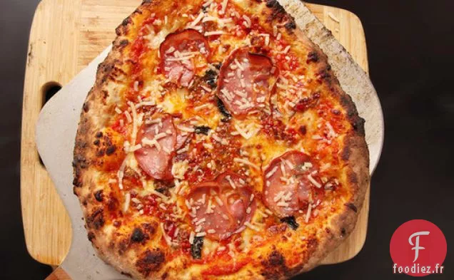 Pizza à la New-Yorkaise avec Relish au Bacon et au Poivre Cerise et Coppa