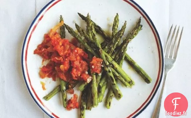 Asperges Rôties avec Relish de Tomates de la Table Familiale