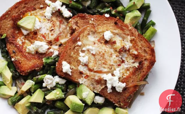 Oeuf dans un trou à la poêle avec Avocat, Asperges et Feta