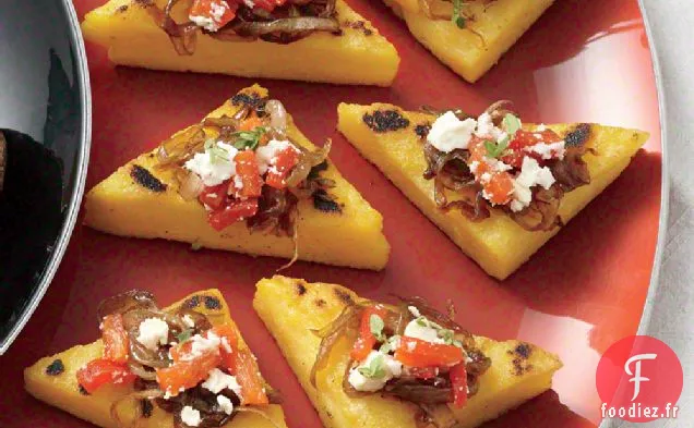 Toasts de Polenta aux Oignons Balsamiques, Poivrons Rôtis, Feta et Thym