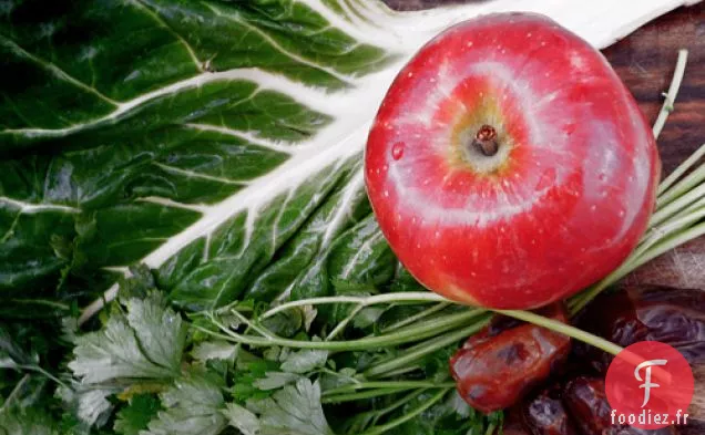 Smoothie aux Pommes Fraîches, Persil, Bettes à Carde et Dattes Medjool