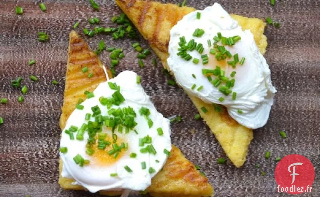 Oeufs pochés sur Galettes de Polenta Grillées