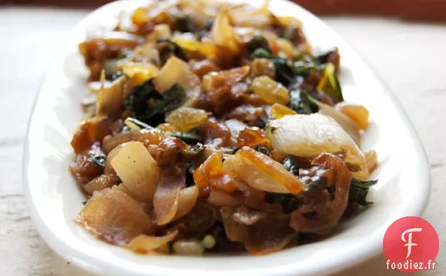 Bok Choy Sauté avec Oignons Caramélisés, Raisins Secs Dorés et Pignons Grillés