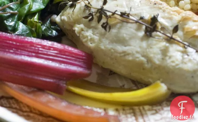 Poulet Poêlé Sur Du Couscous Israélien Avec Des Tomates Rôties