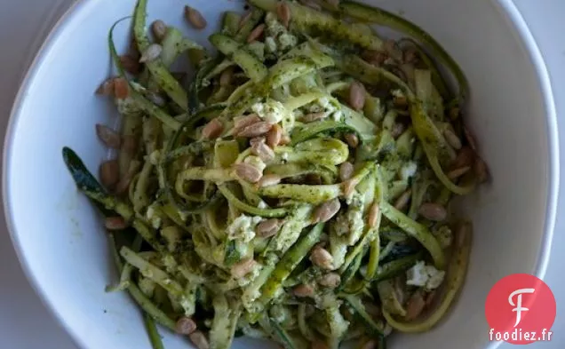 Nouilles aux Courgettes de Shauna James Ahern au Pesto d'Épinards, à la Feta et aux Graines de Tournesol