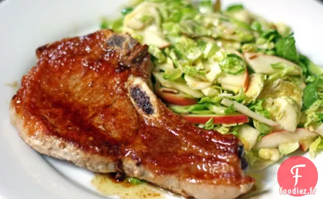 Côtelettes de Porc aux Choux de Bruxelles Rasés et Salade de Pommes
