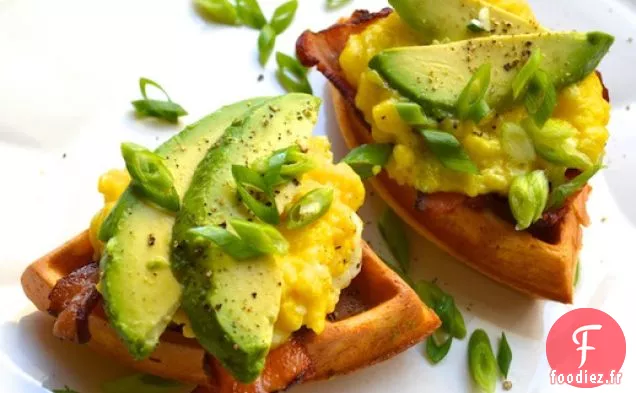 Sandwichs aux Gaufres au Chili avec Œufs brouillés au Fromage, Bacon et Avocat