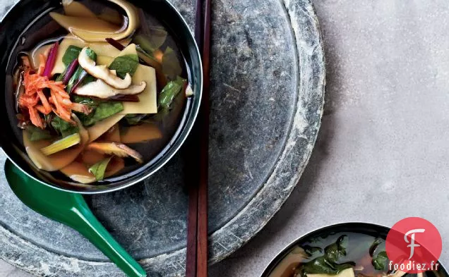 Soupe de Shiitake et de Bettes à Carde avec Nouilles coupées à la main